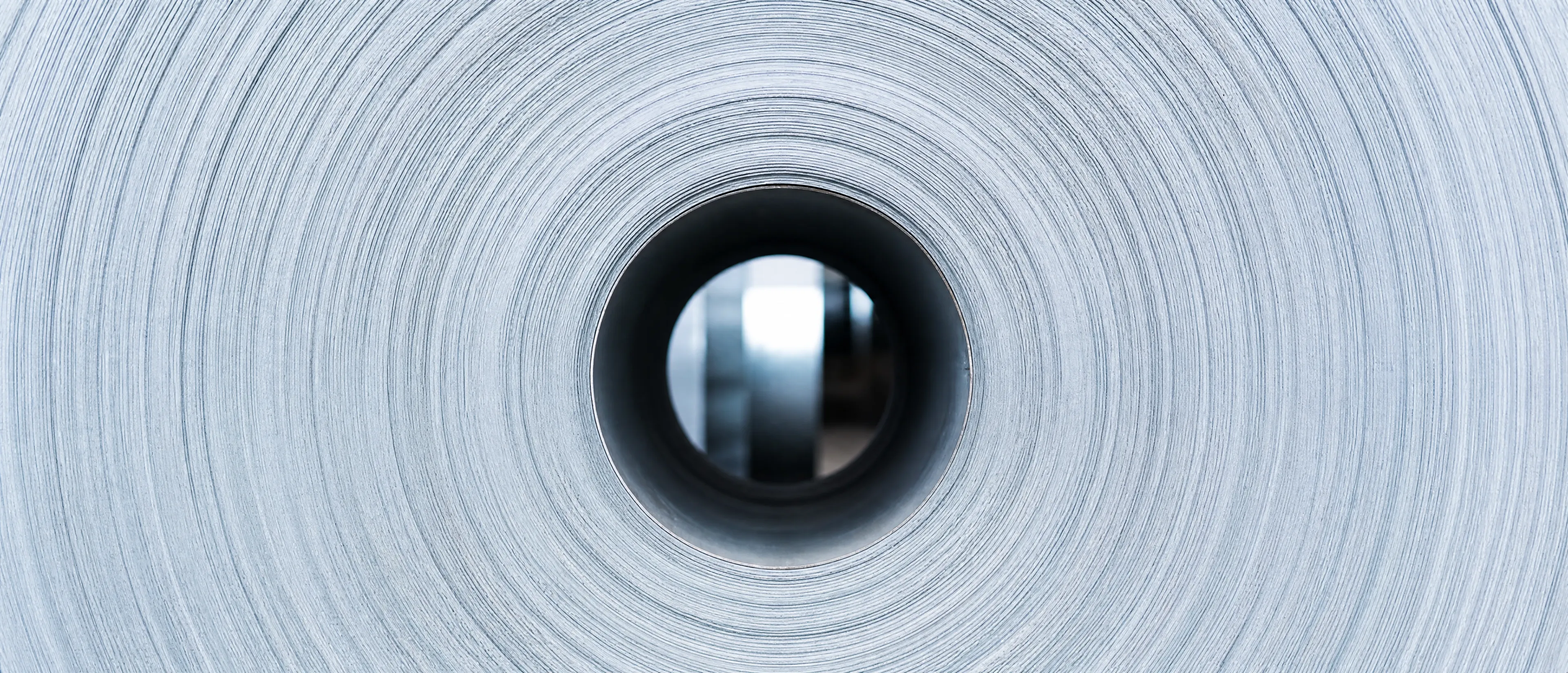 Blick in das Auge eines Coils mit eng gewickelten Windungen