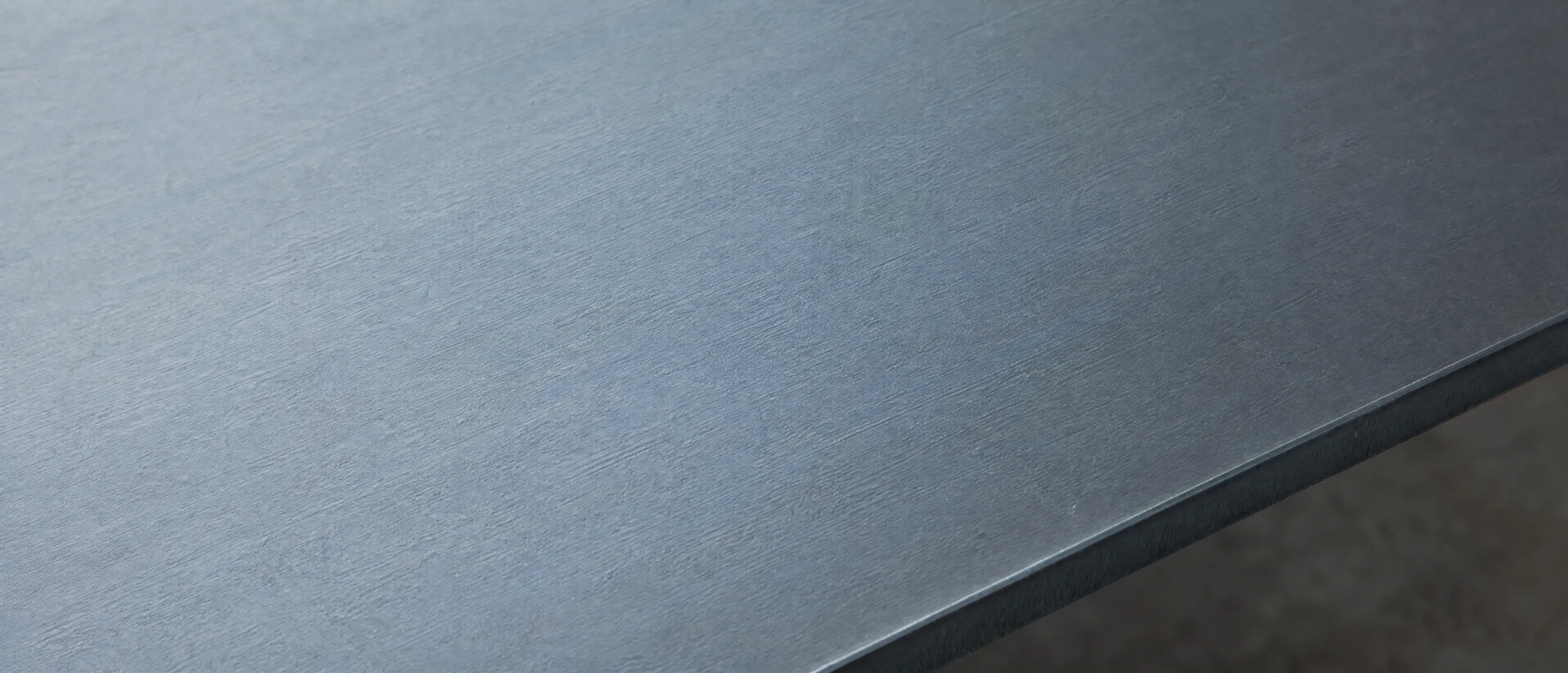 Matte, blaugraue Oberfläche von gebeiztem warmgewalztem Stahlblech