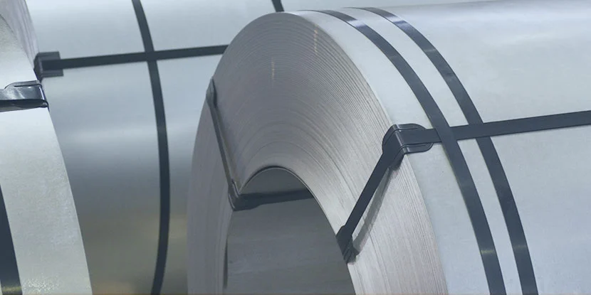 Umreiftes Coil aus Stahlband in Nahaufnahme