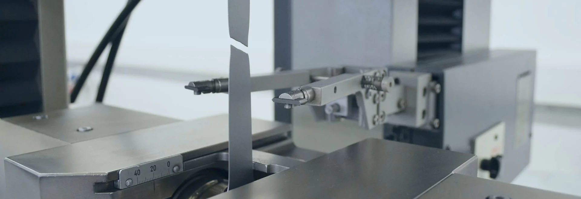 Probe aus Stahlband in einer Zugprüfmaschine